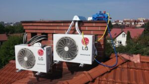 Dwie jednostki zewnętrzne klimatyzacji LG zainstalowane na dachu kamienicy w Krakowie.