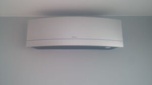 Jednostka wewnętrzna klimatyzatora Daikin Emura zainstalowana na ścianie w mieszkaniu.