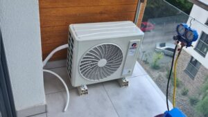 Jednostka zewnętrzna klimatyzatora gree zainstalowana w nowym bloku w Krakowie.